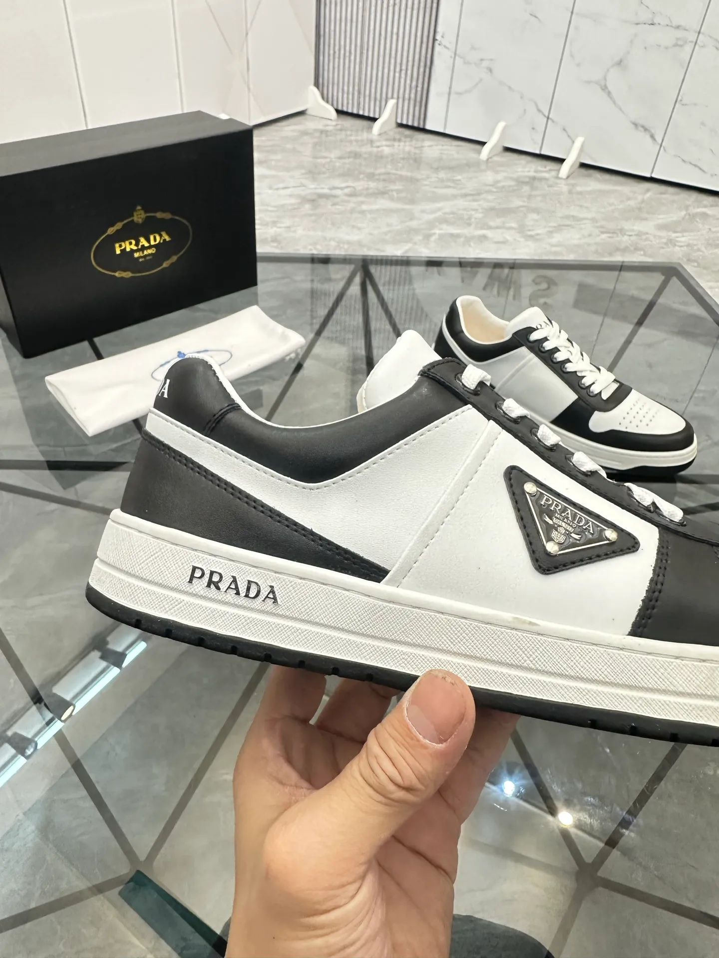 Men's shoes: 💰P400¥ Product trademark: Prada *"Prada*" low-top casual shoes Regular size: 38-44 (can be customized to 45) Product materials: imported cowhide upper, sheepskin lining, original outsole. Number: 020